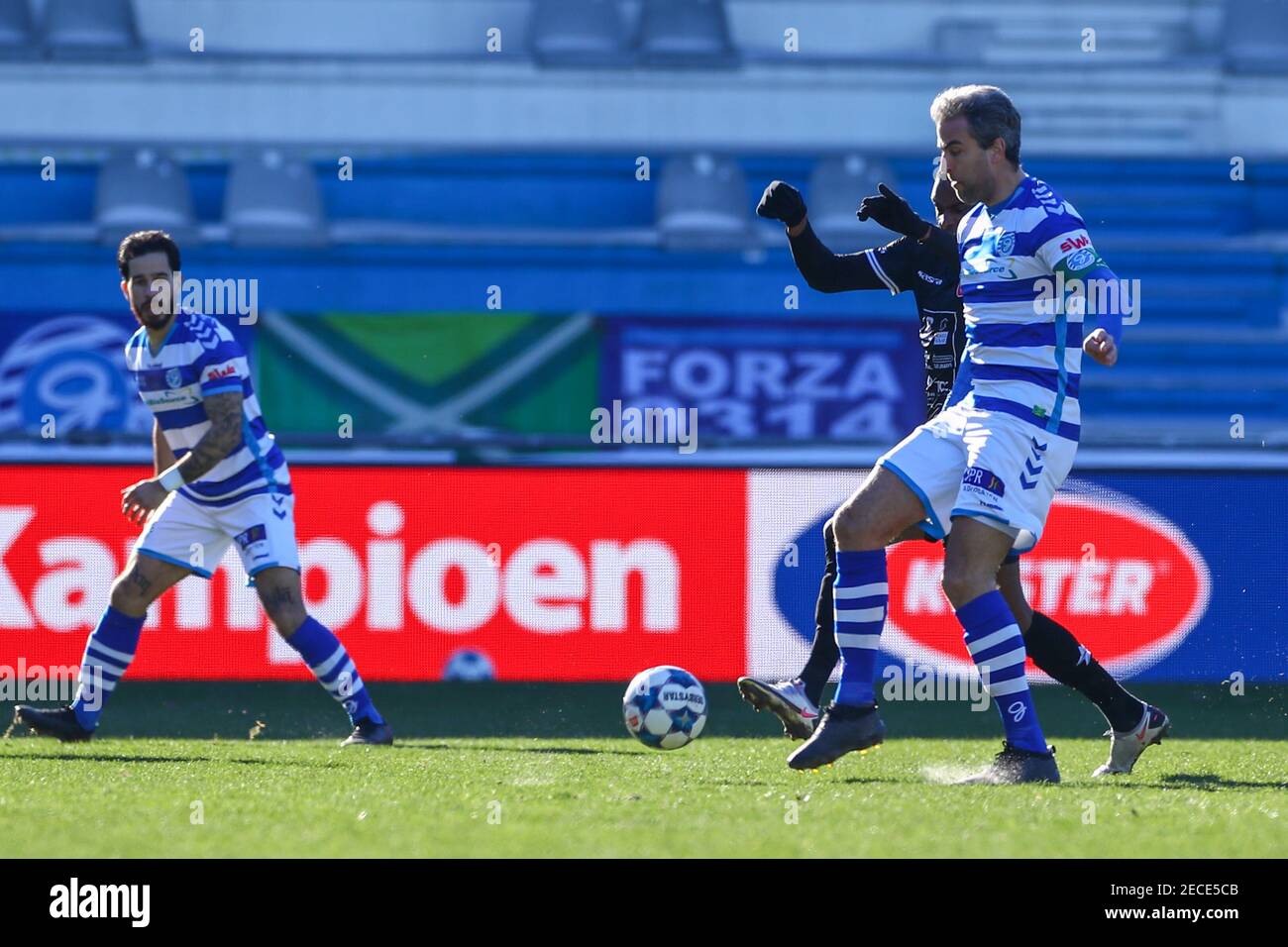 DOETINCHEM, NIEDERLANDE - FEBRUAR 13: Brem Soumaoro vom MVV Maastricht und Ralf Seuntjens von De Graafschap während des Keukenkampioen Division Spiels Be Stockfoto