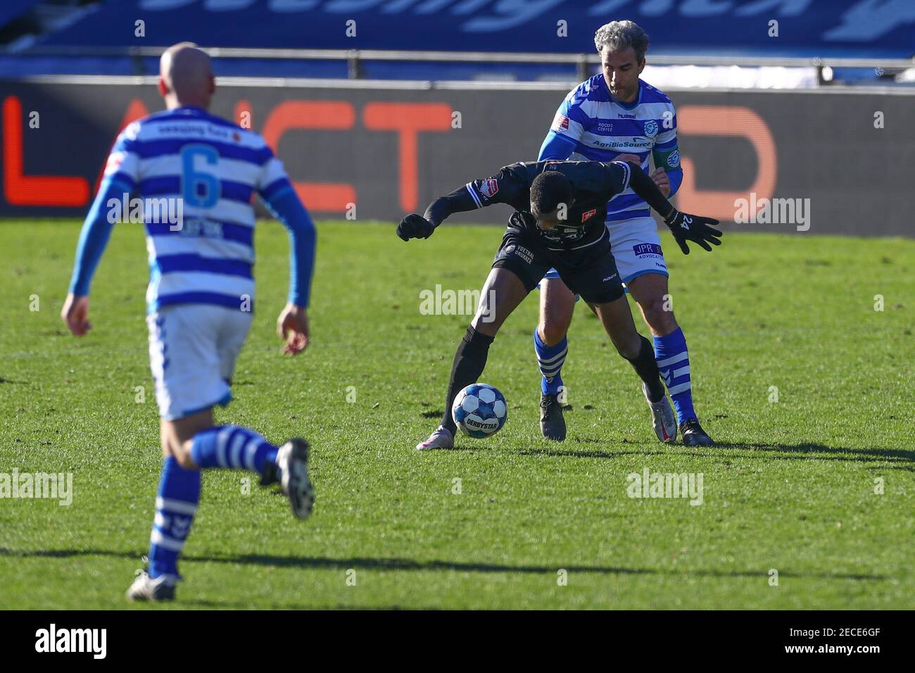 DOETINCHEM, NIEDERLANDE - FEBRUAR 13: Brem Soumaoro vom MVV Maastricht und Ralf Seuntjens von De Graafschap während des Keukenkampioen Division Spiels Be Stockfoto