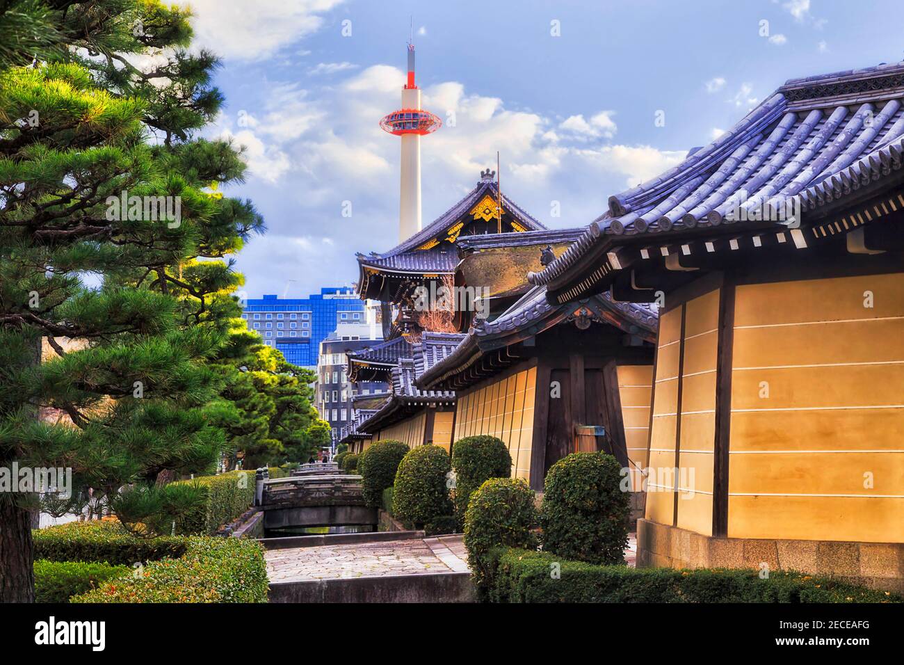 Alte und neue Türme in der Innenstadt von Kyoto City, Japan - traditionelle und moderne Architektur. Stockfoto