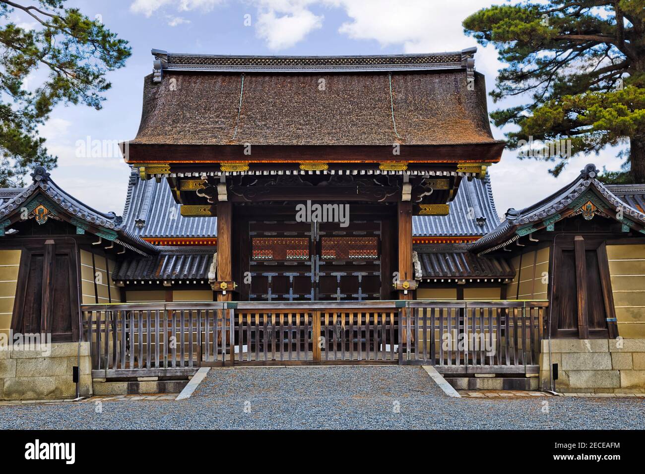 Historische hölzerne Eingangstore zu einem Heritage Park in der alten Kyoto-Stadt von Japan. Stockfoto