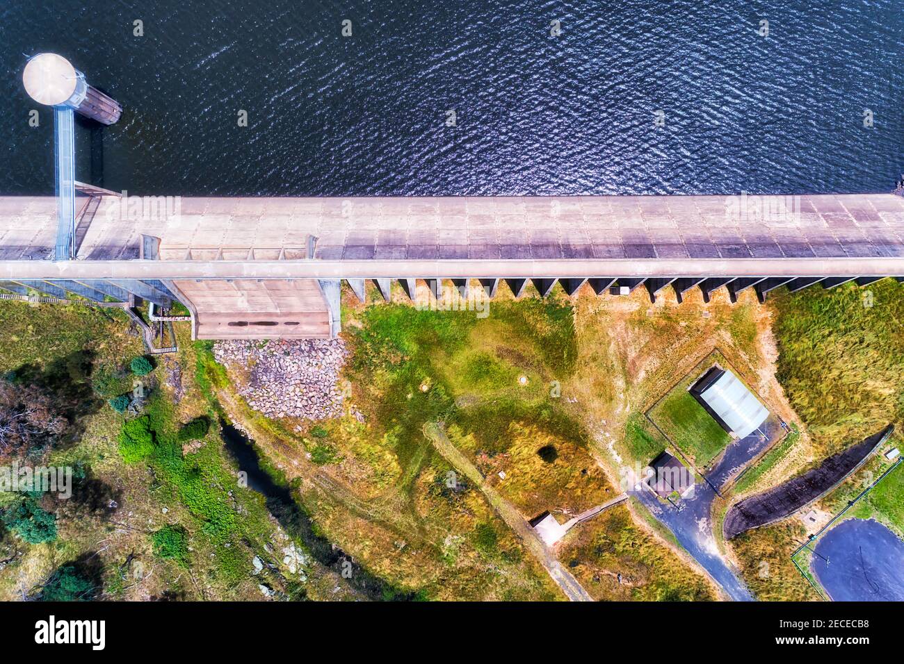 Betonwasserdamm schließt Fischfluss und bildet den oberon See in Oberon Stadt der australischen Zentralen Hochebenen - Luftaufnahme von oben nach unten. Stockfoto