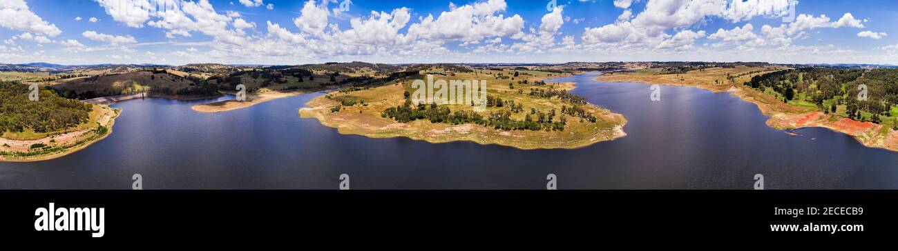 Wasserkraft-Staudamm am Fish River bildet den Lake Oberon in Central Tablelands von NSW, Australien - breites Luftpanorama. Stockfoto