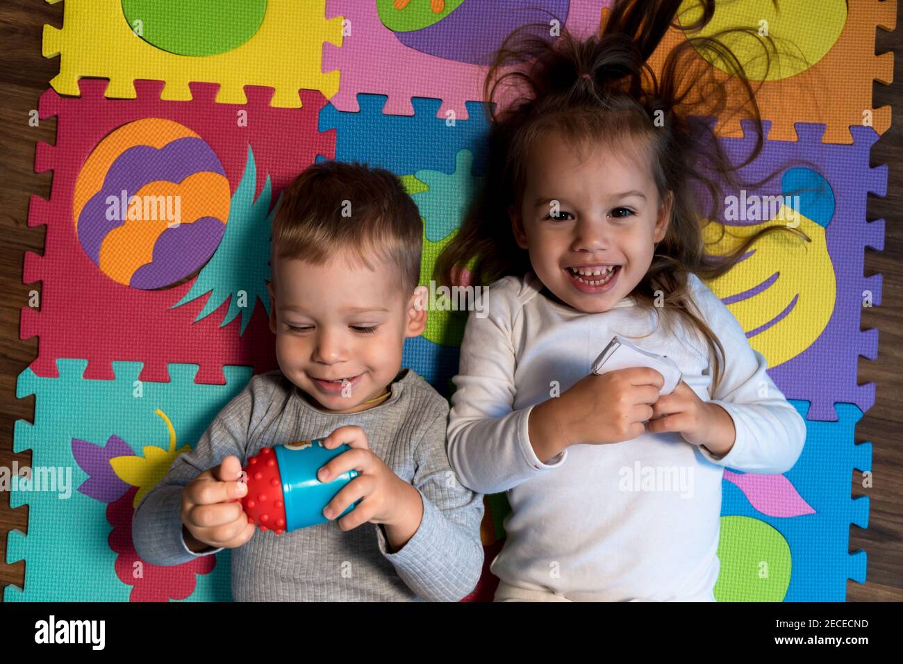 Kindheit, Familie Freundschaft, Spiele - close up Portrait zwei lustige Freude glücklich lächelnd kleines Kleinkind peschool Kinder Geschwister Zwillinge Bruder mit Schwester Stockfoto