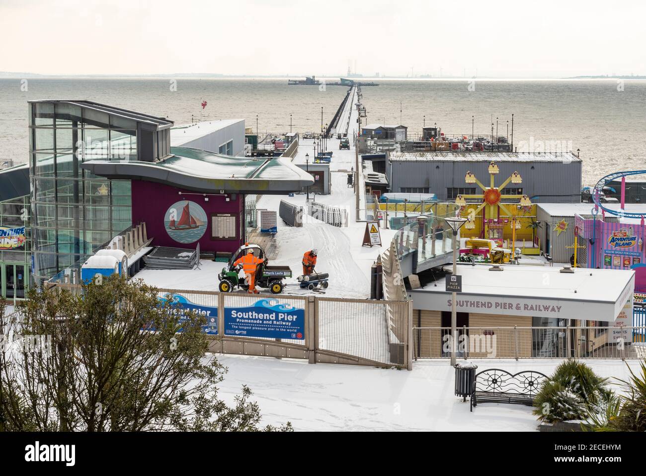 Southend Pier und Adventure Island Themenpark in Southend on Sea, Essex, Großbritannien, mit Schnee von Storm Darcy. Sie erreichen die Themse Mündung. Wartung Stockfoto