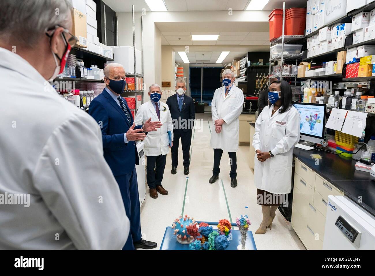 US-Präsident Joe Biden spricht mit Forschungsärzten am Viral Pathogenesis Laboratory während eines Besuchs im Impfstoffforschungszentrum an den National Institutes of Health 11. Februar 2021 in Bethesda, Maryland. Stockfoto