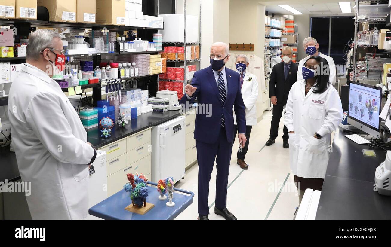 US-Präsident Joe Biden spricht mit Forschungsärzten am Viral Pathogenesis Laboratory während eines Besuchs im Impfstoffforschungszentrum an den National Institutes of Health 11. Februar 2021 in Bethesda, Maryland. Stockfoto