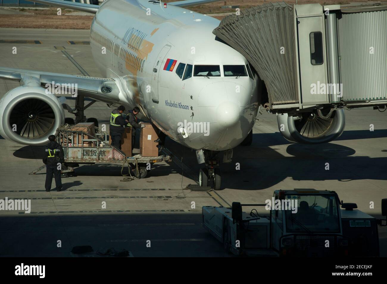 Eine mongolische Boeing 737-700 der National Flag Carrier Mongolian Airlines (MIAT) wird an einem sonnigen, blauen Himmel und an einem schadstofffreien Tag am Gate des Terminals 3 am Beijing Capital Airport im Bezirk Shunyi der chinesischen Hauptstadt Peking verladen und für die Abfahrt nach Ulan Bator in der Mongolei vorbereitet. China, VRC. © Time-Snaps Stockfoto