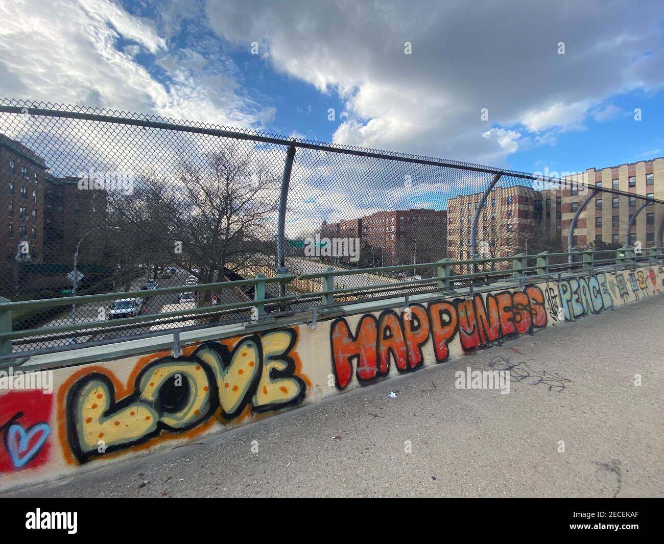 Positive Graffiti-Gefühle auf einer Fußgängerbrücke während der Covid -19 Pandemie und Polarisierung in der amerikanischen Gesellschaft in Windsor Terrassenbereich Stockfoto
