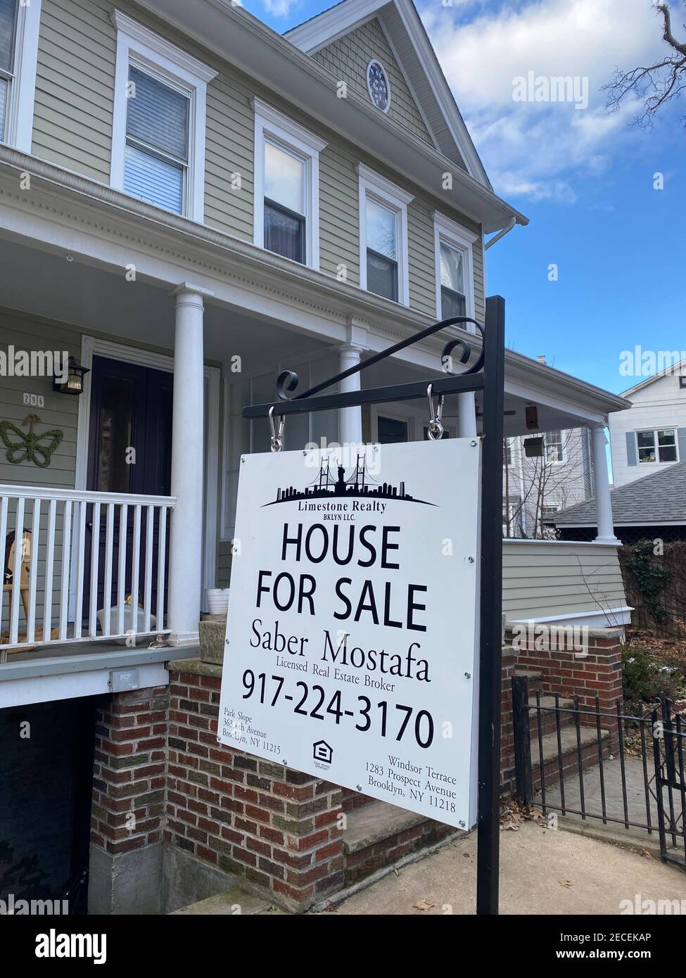 Zum Verkauf Schild vor einem Haus in der Windsor Terrace Nachbarschaft von Brooklyn, New York. Stockfoto