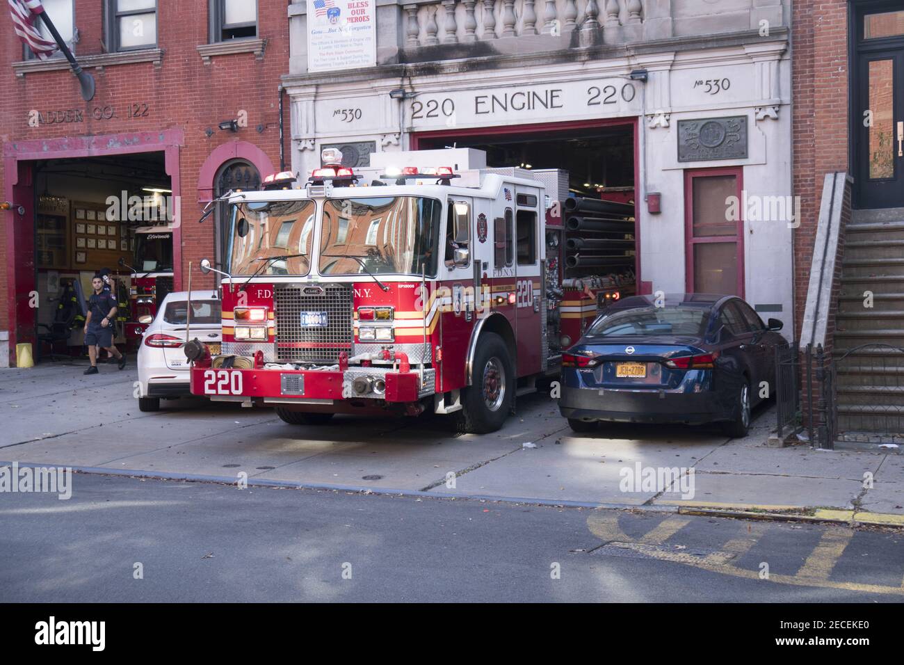 Fire Engine verlässt das Feuerwehrhaus auf einen Anruf in Brooklyn, New York. Stockfoto