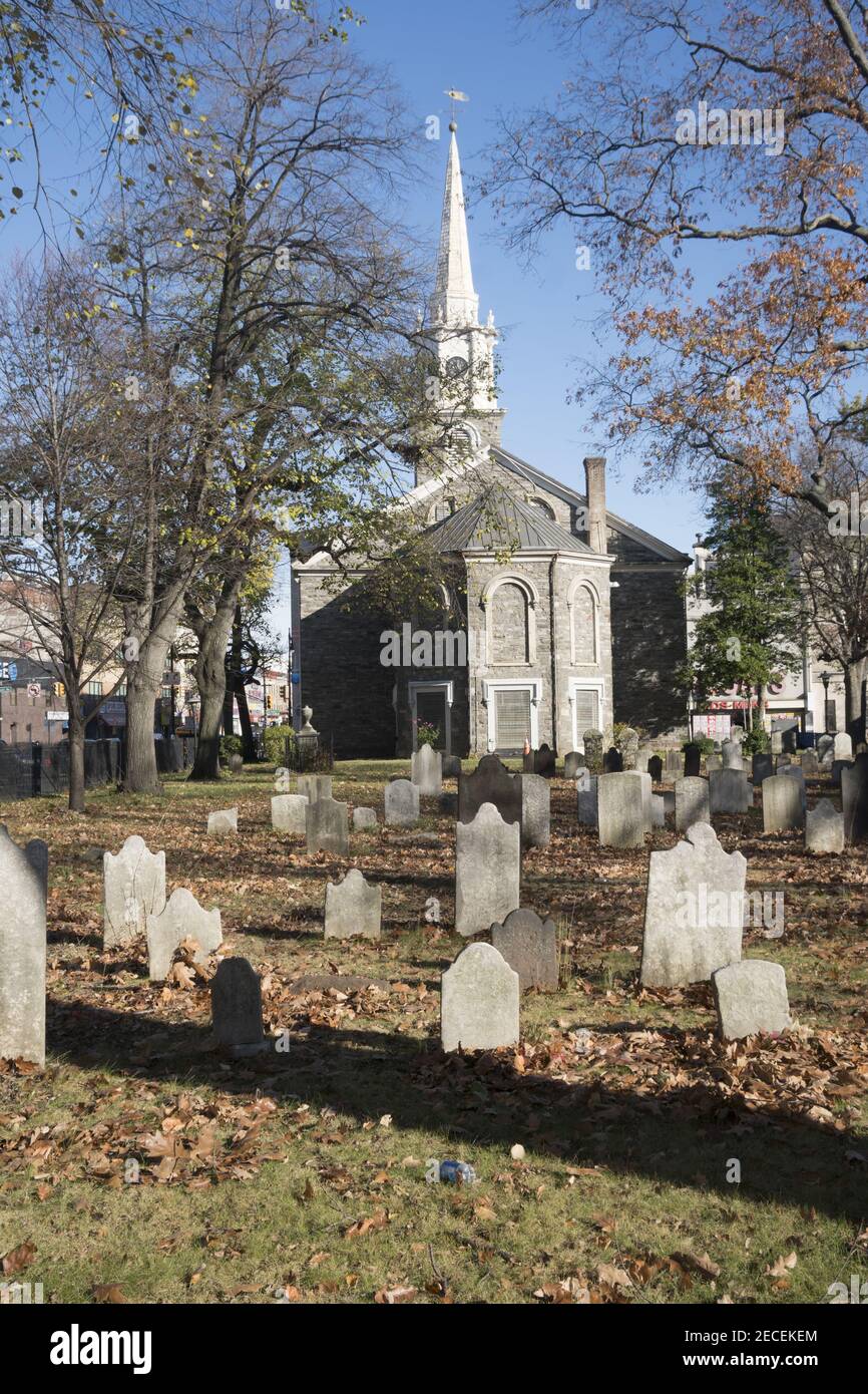 Friedhof hinter der Flatbush Reformierten protestantischen Holländischen Kirche, die älteste Kirche in Brooklyn, New York. Stockfoto