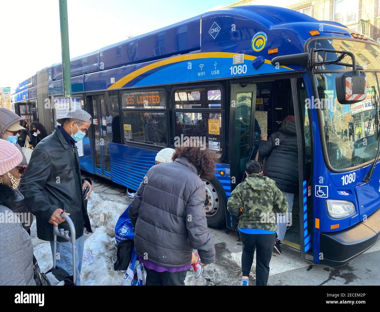Menschen, die in einem Stadtbus in Kensington in Brooklyn, New York, steigen. Stockfoto