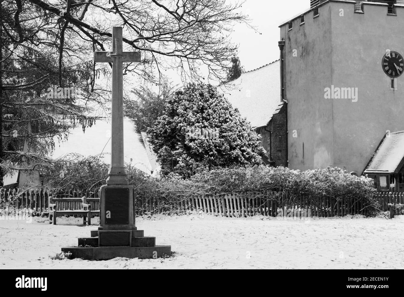 Kirche Yard Kreuz in Schnee in Otford, St. Bartholomews Kirche bedeckt Stockfoto