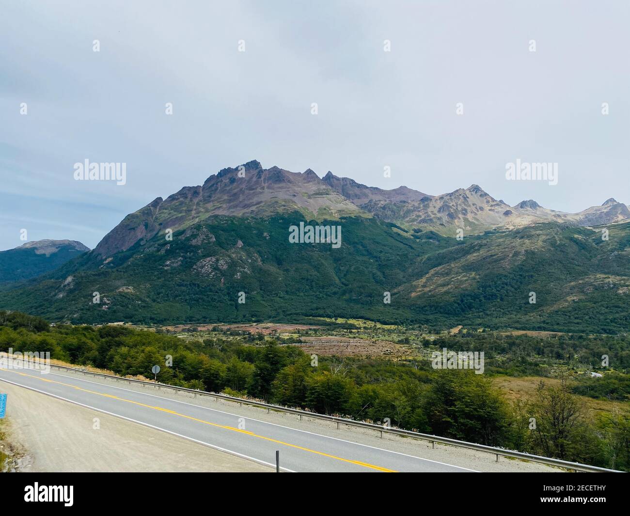 In der Nähe von Ushuaia ist ein Fluss namens Olivia, daneben ist ein schönes Tal. Stockfoto