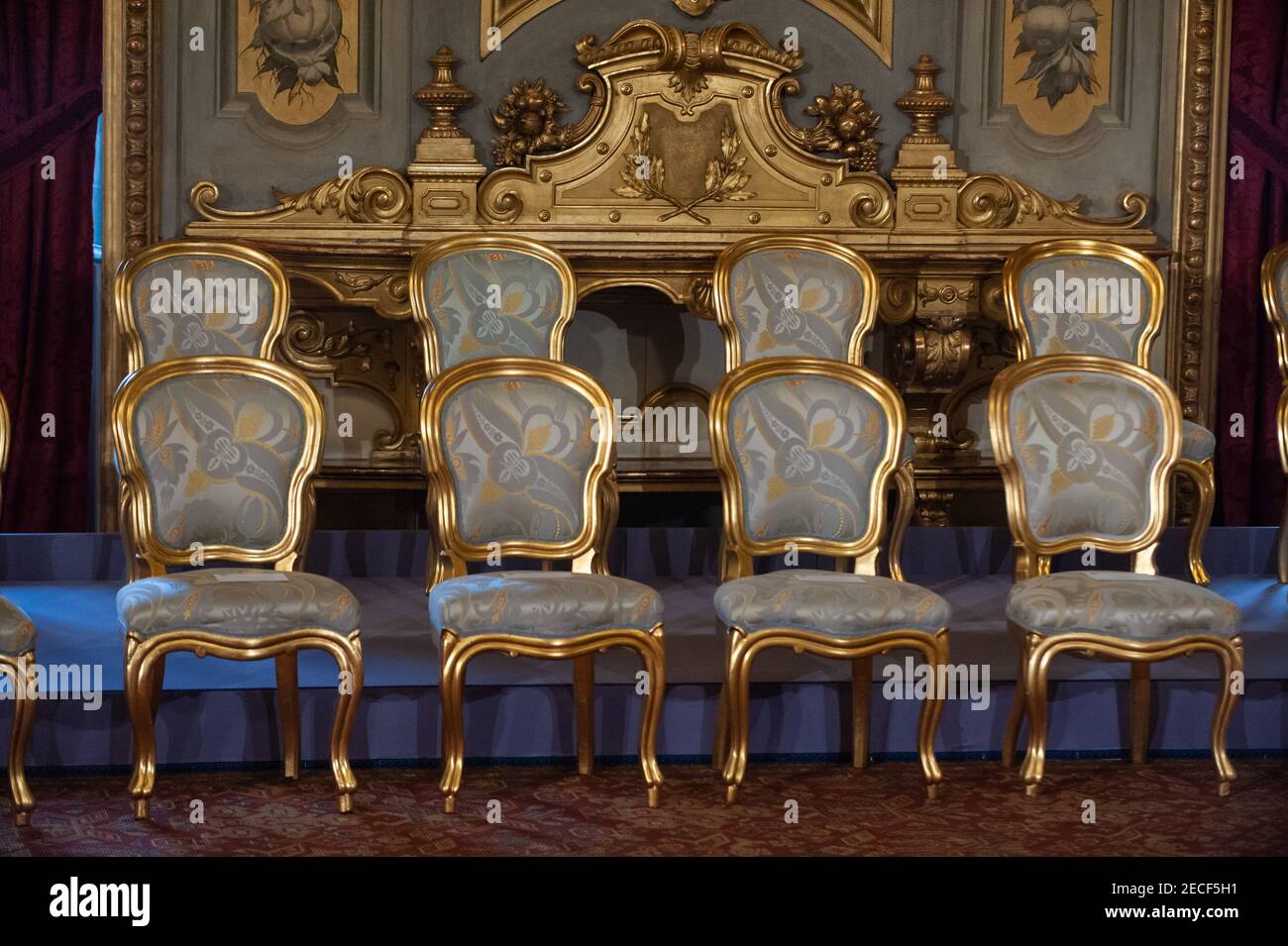 ROM, ITALIEN - FEBRUAR 22 2014: Die Sitze für neue Minister stehen vor der Vereidigung im Quirinale-Palast in Rom bereit. ©Andrea Sabbadi Stockfoto