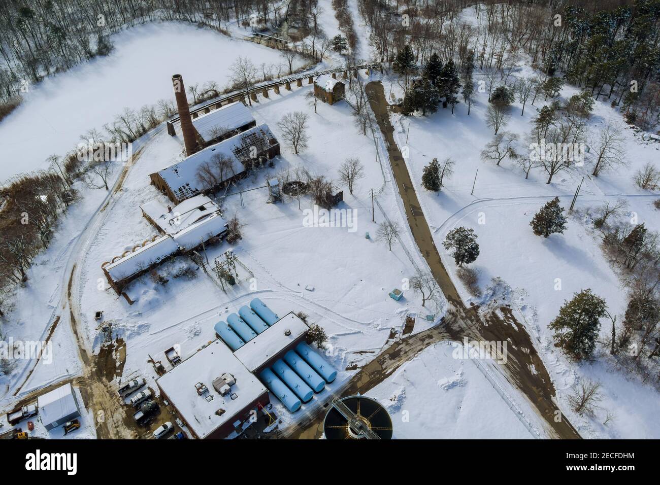 Luftaufnahme der modernen kleinen industriellen Kläranlage bei Arbeiten in der Wintersaison Stockfoto