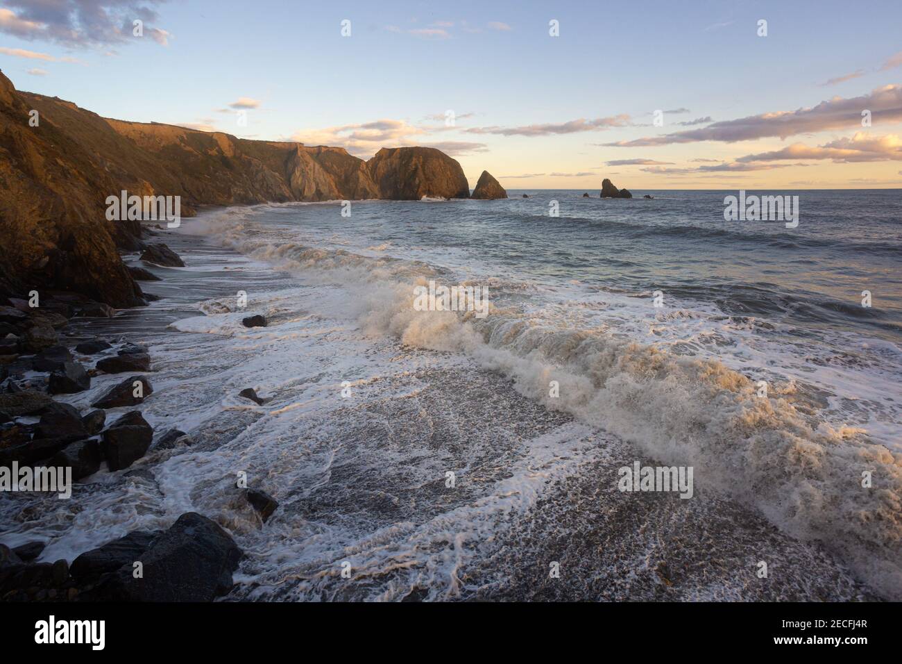 Strand an der Küste von Waterford, Irland. Küste geschützt von der UNESCO für die Artenvielfalt in Tieren und Mineralien. Stockfoto