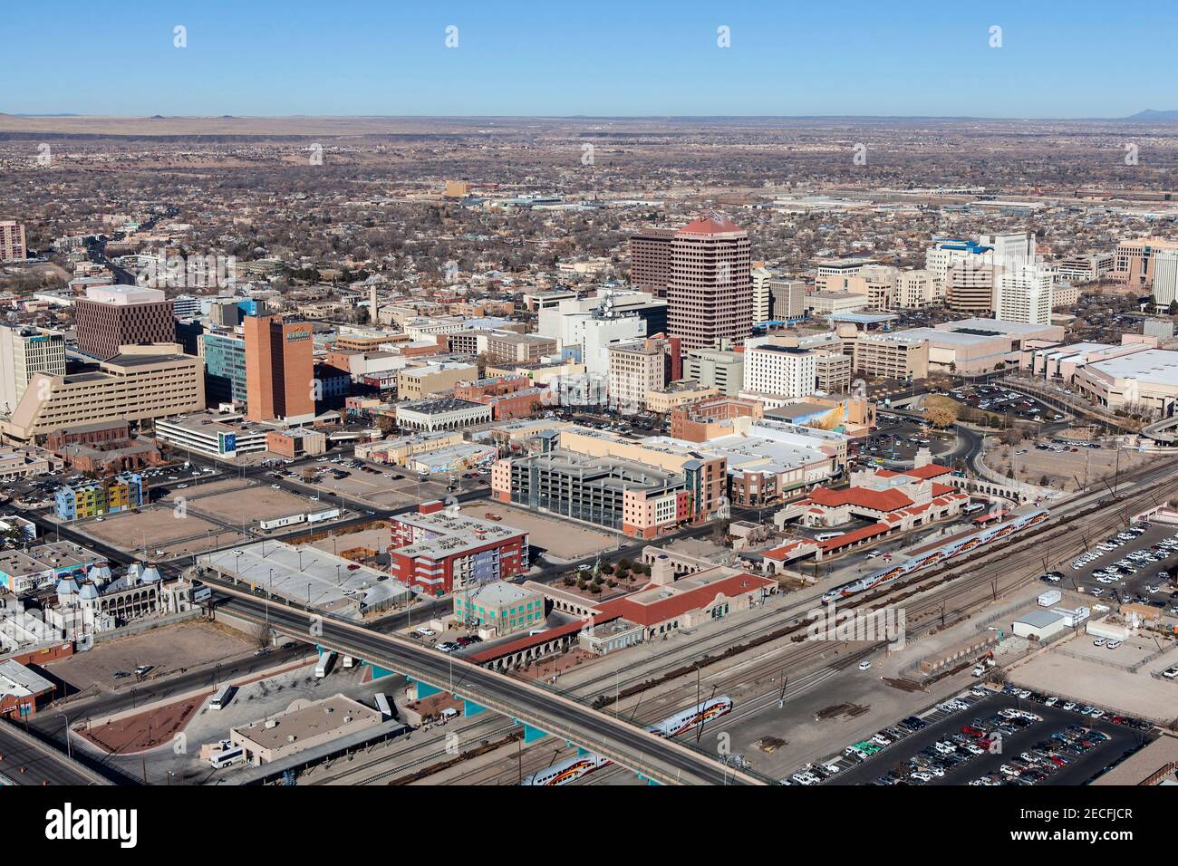 Albuquerque, New Mexico, USA - 13. Dez 2010: Luftaufnahme von Innenstadtgebäuden und Bahnhof. Stockfoto