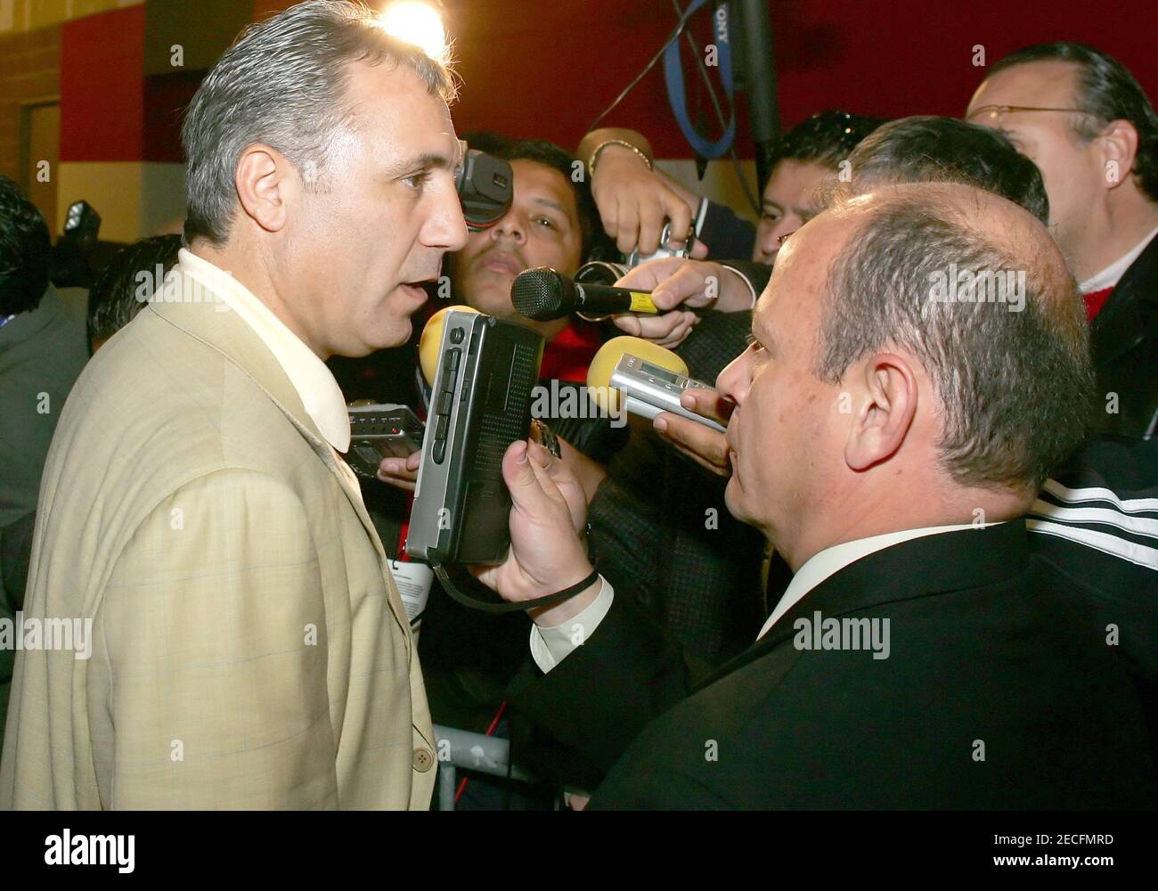 Der bulgarische Trainer Hristo Stoitchkov spricht mit der Presse. Bulgarien enttäuschte eine Pro-mexikanische Menschenmenge von über 35.000, indem es Mexiko 3-0 im Reliant-Stadion schlug Stockfoto