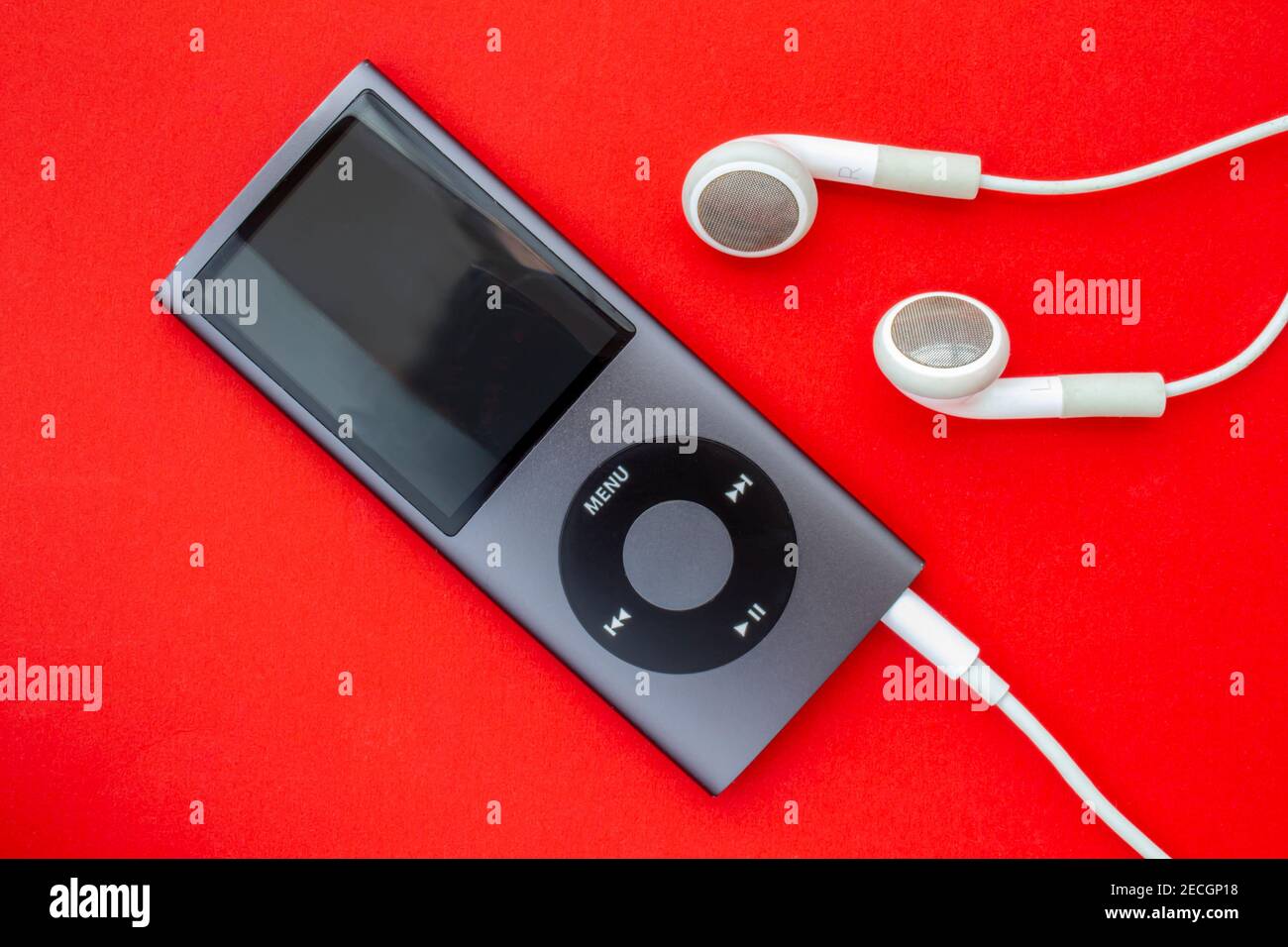 Calgary, Alberta, Kanada. Feb 13, 2021. IPod Mini kleiner digitaler Audioplayer, der von Apple entworfen und vermarktet wurde. Stockfoto