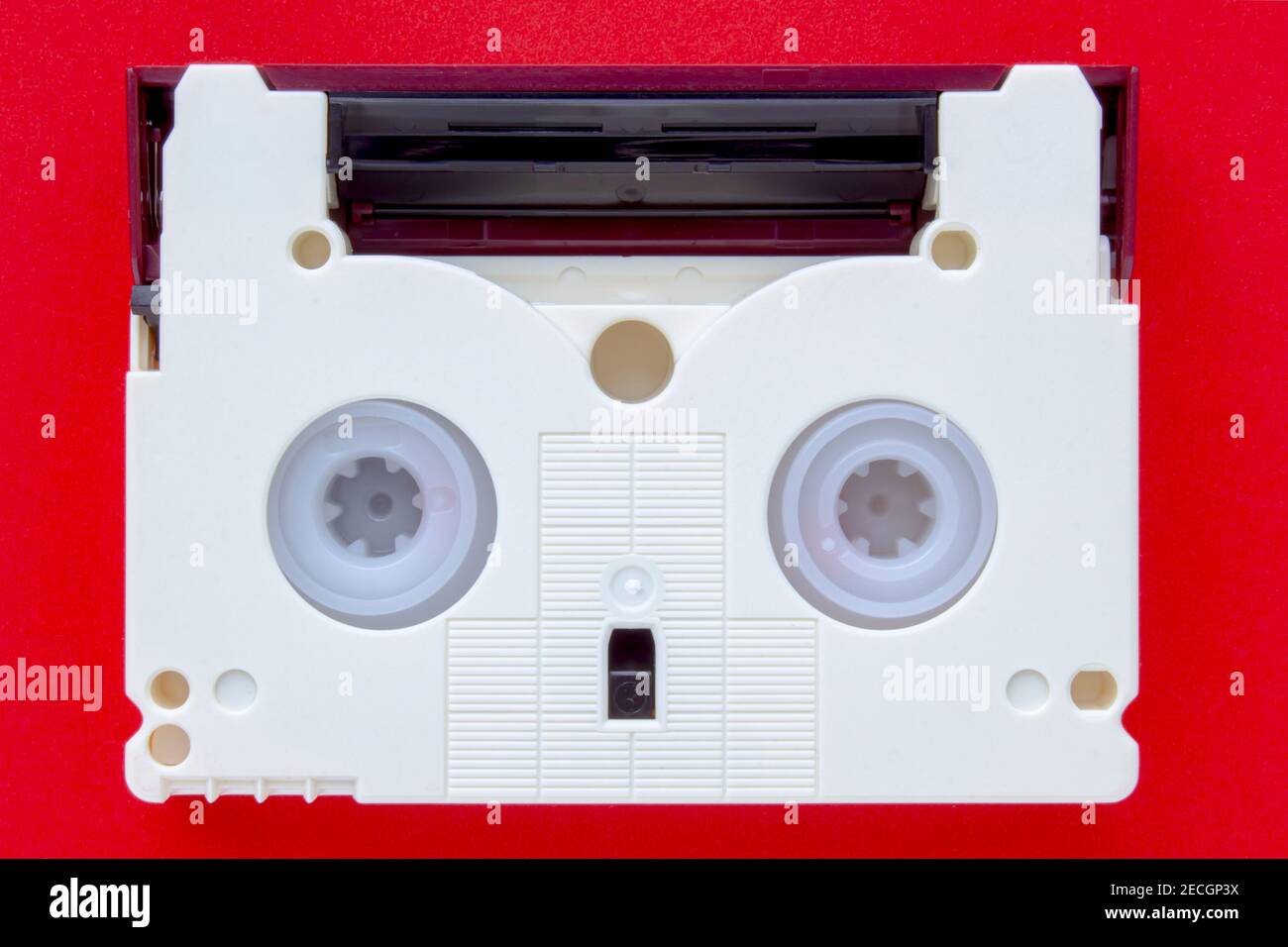 Eine isolierte DV-Kassette auf rotem Hintergrund Stockfoto