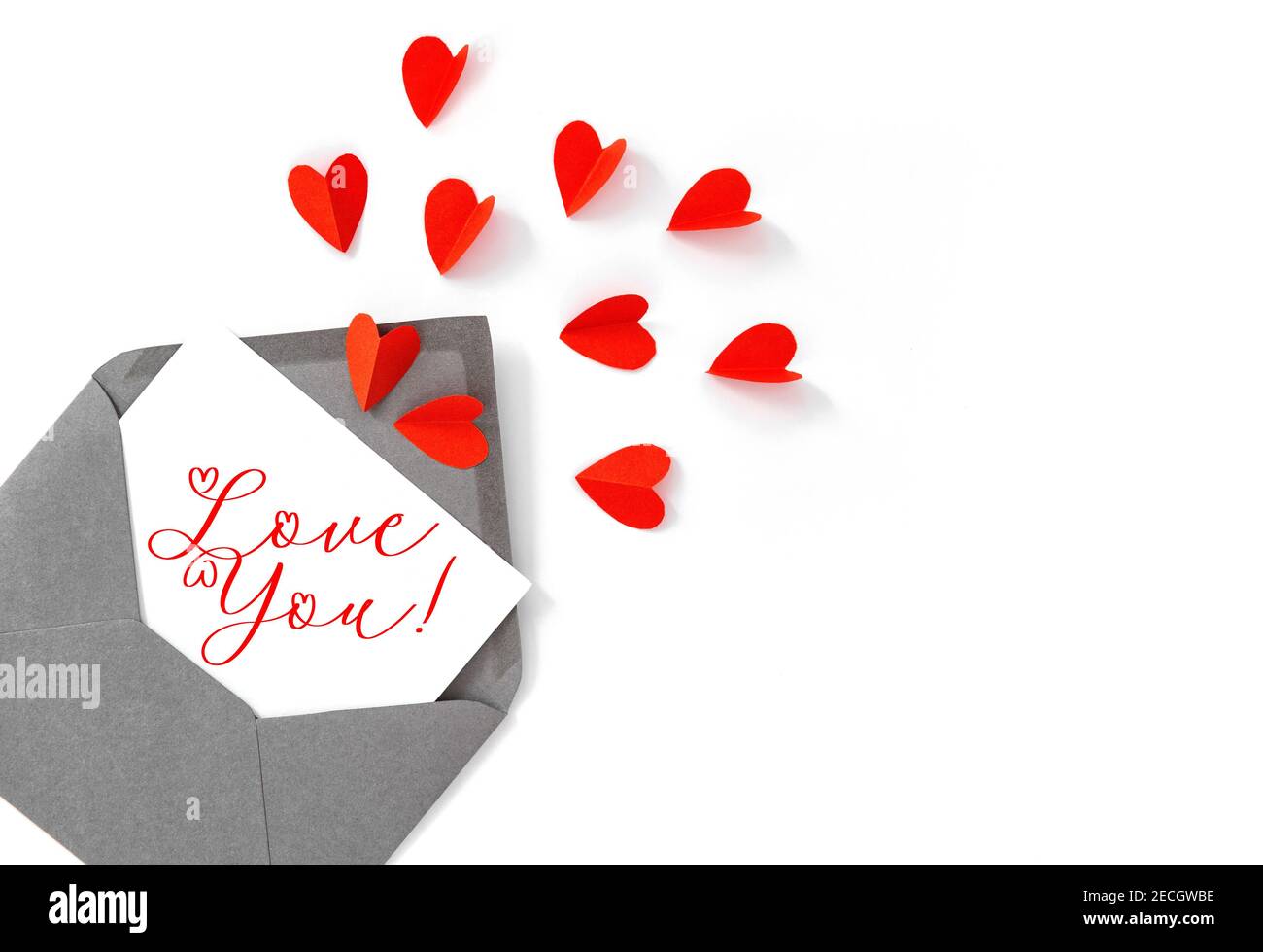 Rote Papierherzen und Valentinskarte auf weißem Hintergrund Stockfoto