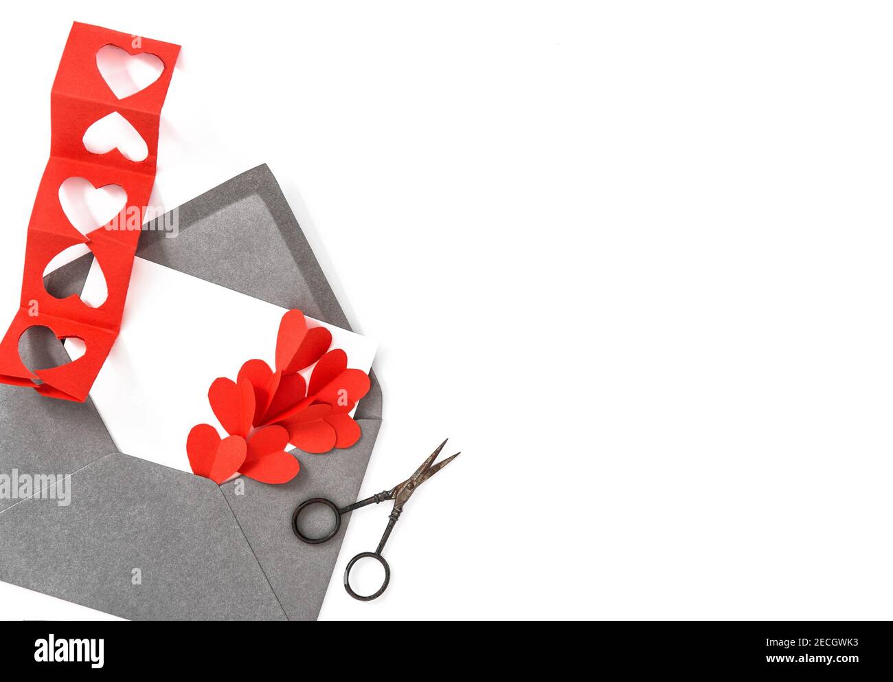 Liebesbrief. Valentinskarte mit roten Papierherzen Stockfoto