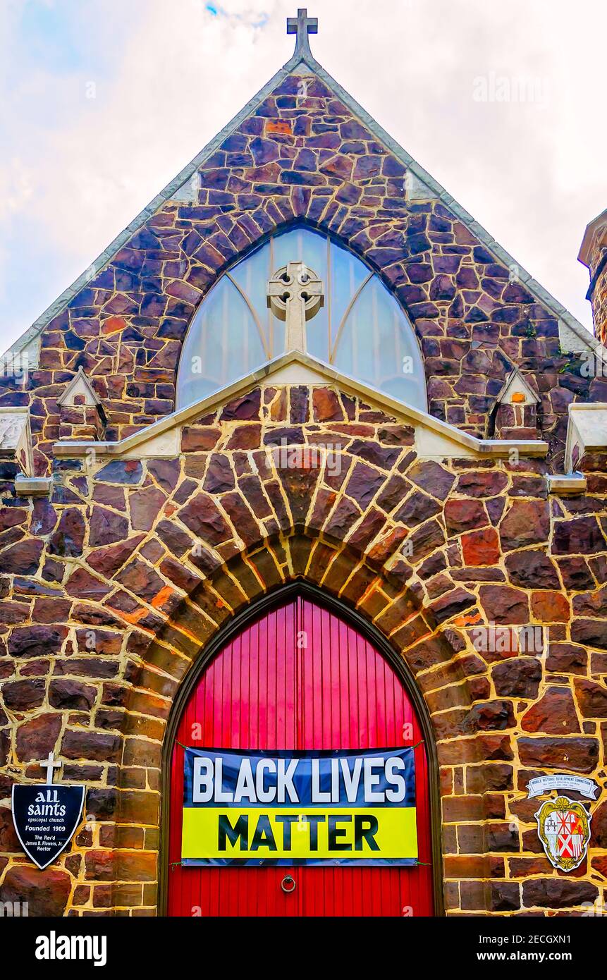 Ein Black Lives Matter-Schild hängt an der Eingangstür der All Saints Episcopal Church in der Government Street, 8. Februar 2021, in Mobile, Alabama. Stockfoto