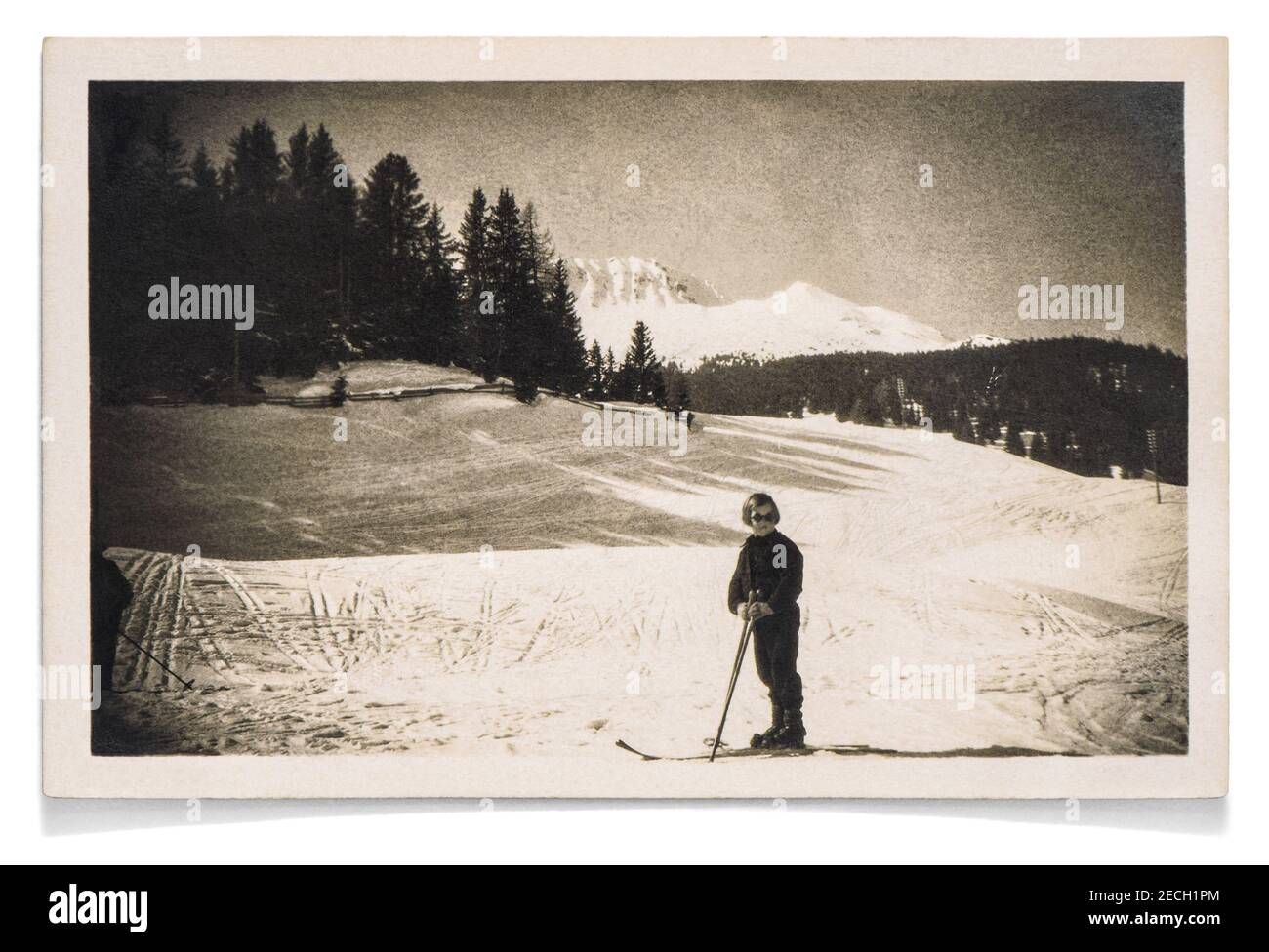 Vintage Foto vom Skifahren kleine Mädchen im Schnee. Altes Bild mit Originalfilm Maserung und Kratzern Stockfoto