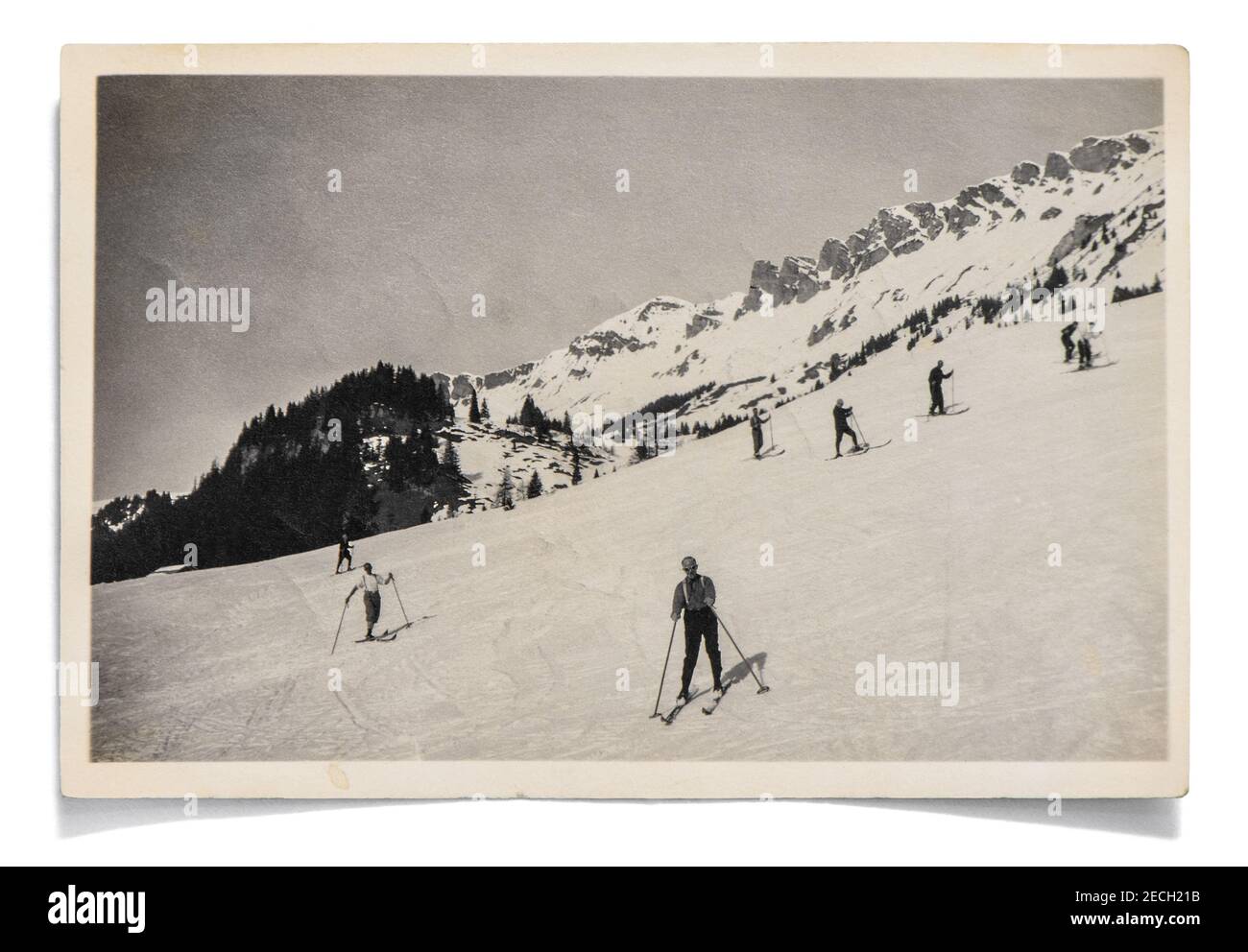 Vintage Foto von Ski Mann im Schnee. Antikes Bild mit original Filmkorn und Kratzer Stockfoto