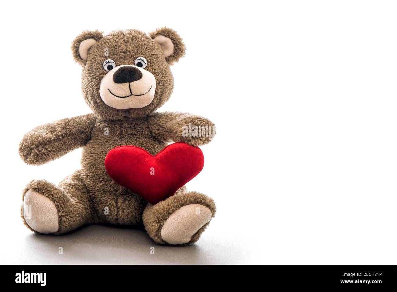 Teddybär mit rotem Herz. Dekoration zum Valentinstag Stockfoto
