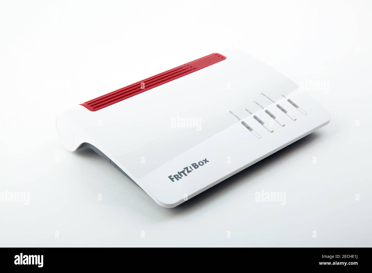 HUETTENBERG, DEUTSCHLAND- 2021-02-09 : FRITZ BOX 7590. FRITZ!Box, ist eine Serie von privaten Gateway-Geräten der deutschen Firma AVM GmbH. Stockfoto