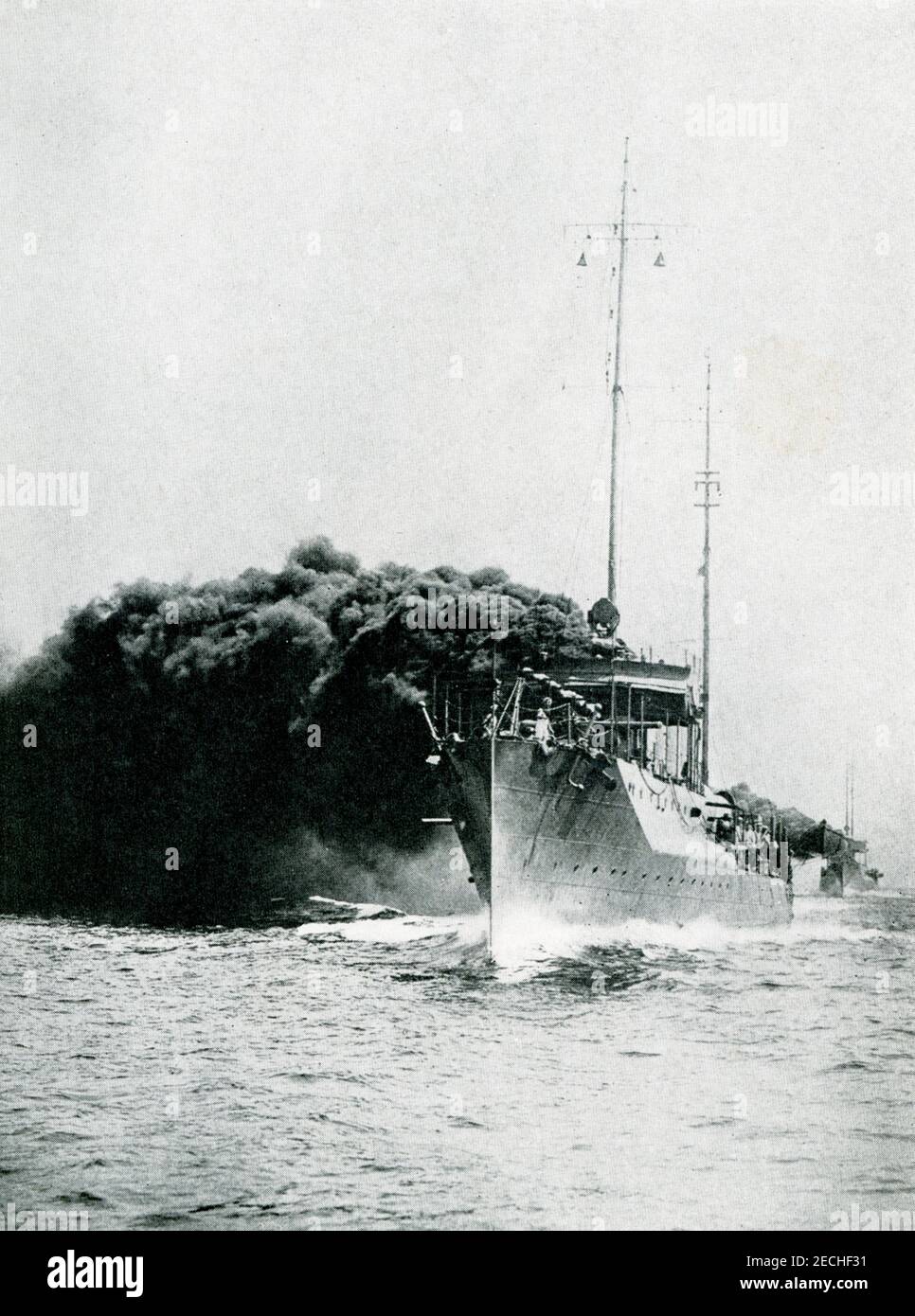 Dieses Foto aus dem Ersten Weltkrieg zeigt die US-Zerstörer Cassin und McDougal, die eine Rauchwand aufarbeiten. Das Foto ist von Robert Enrique Muller, manchmal als Enrique Muller, Jr. und als E. Muller gutgeschrieben. Er war offizieller Fotograf der US Navy und Autor. Er machte Fotos von Militärschiffen in Aktion. Stockfoto