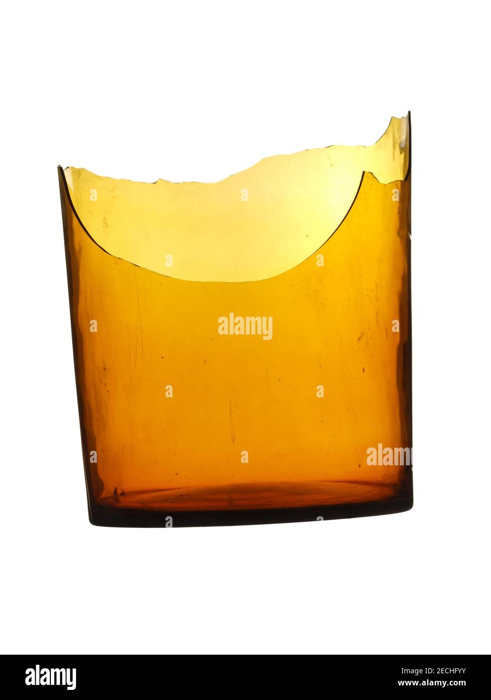 Gebrochene braune Flasche isoliert auf weißem Hintergrund. Glasscherben. Stockfoto