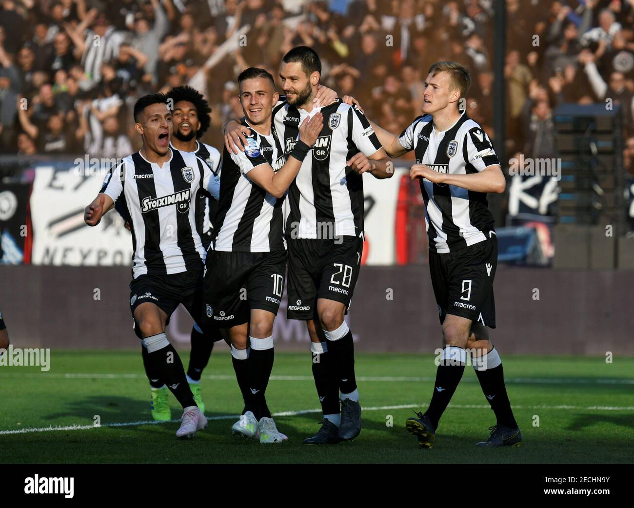 Fußball - Super League Griechenland - PAOK gegen Levadiakos - Toumba  Stadium, Thessaloniki, Griechenland - 21. April 2019 Evgeniy Shakhov von  PAOK feiert mit seinen Teamkollegen REUTERS/Alexandros Avramidis ihr erstes  Tor Stockfotografie - Alamy