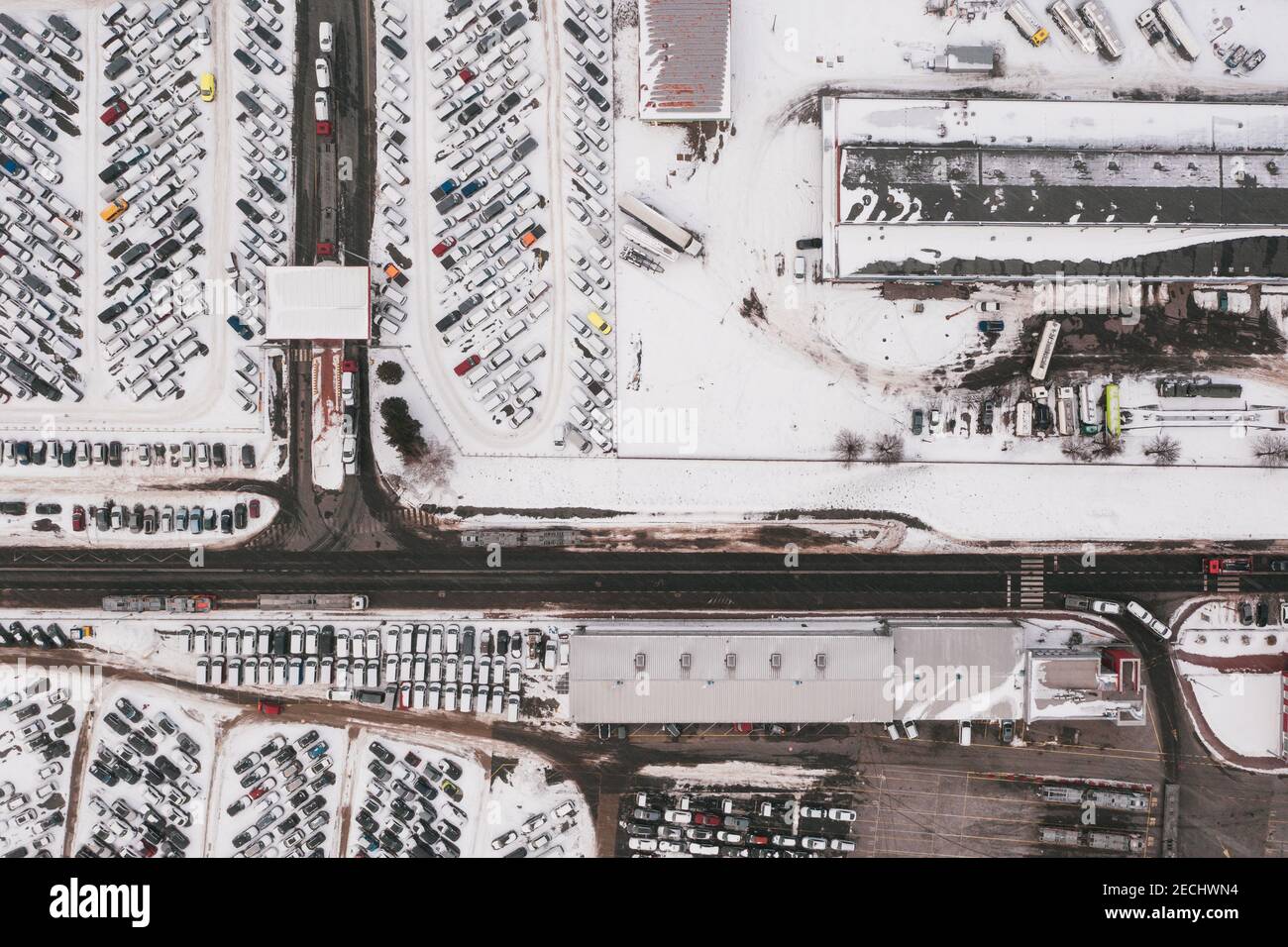 Luftaufnahme der LKW-Entladung im Logistikzentrum. Drohnenfotografie. Stockfoto