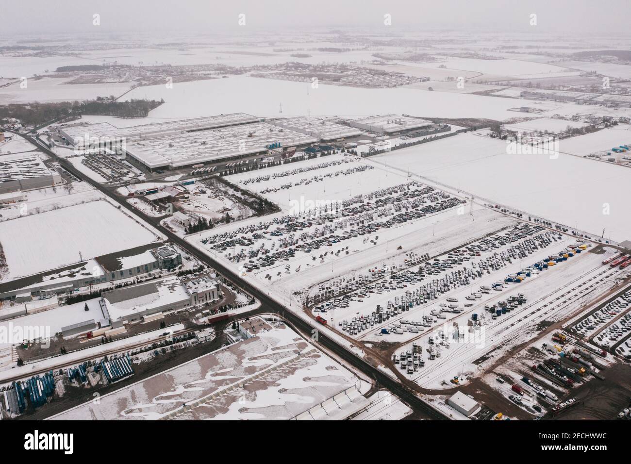 Luftaufnahme der LKW-Entladung im Logistikzentrum. Drohnenfotografie. Stockfoto