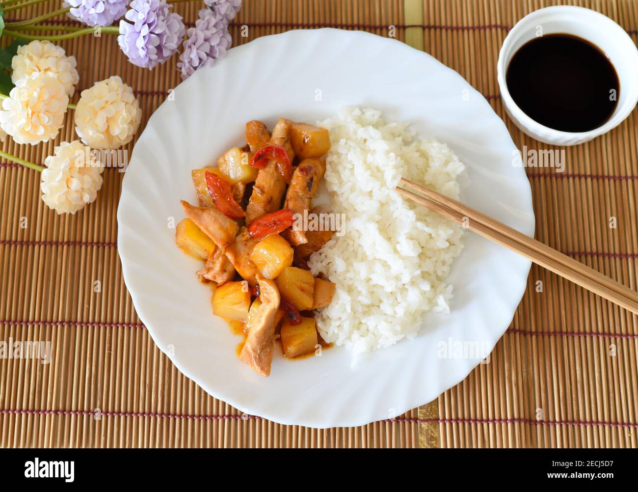 Huhn in süß-saurer Sauce mit Ananas, Paprika und Reis. asiatische Küche Stockfoto