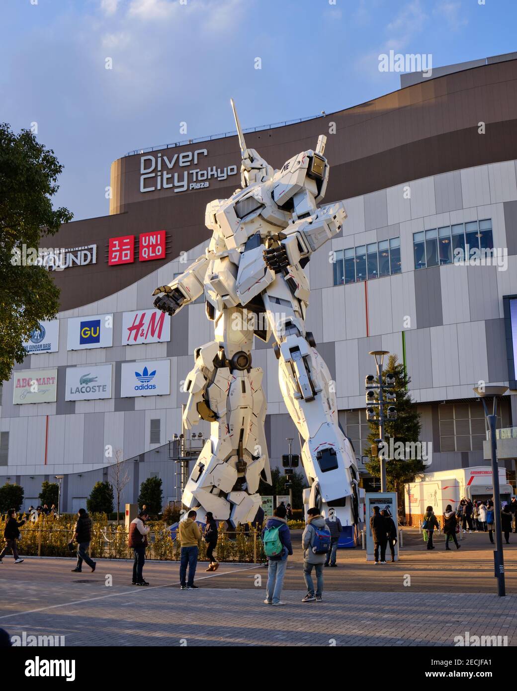 Der Unicorn Gundam Roboter vor der Diversity Tokyo einkaufszentrum Stockfoto