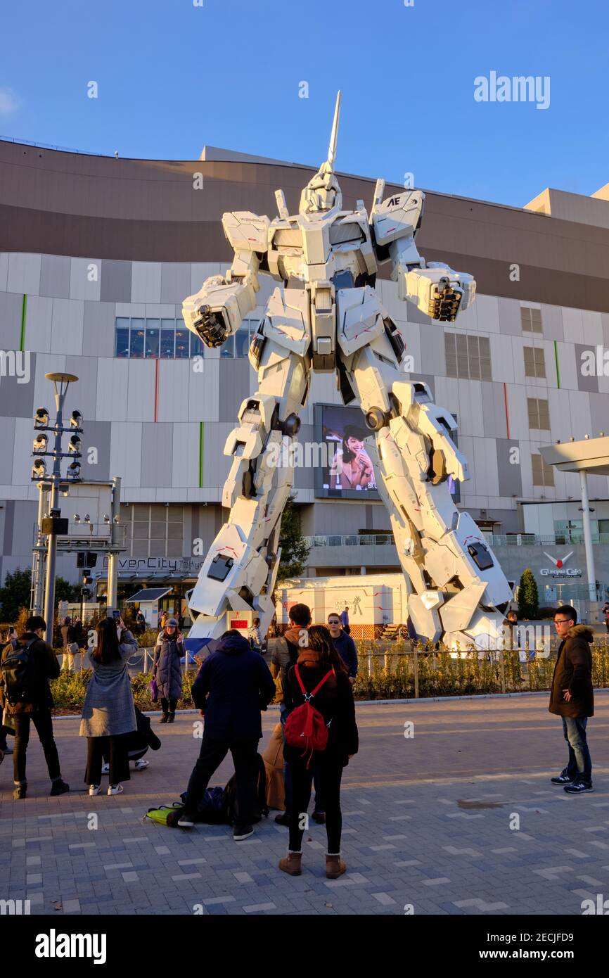 Der Unicorn Gundam Roboter vor der Divercity Tokyo Mall, Menschenmenge, die sich für die tägliche Lichtshow versammelt Stockfoto