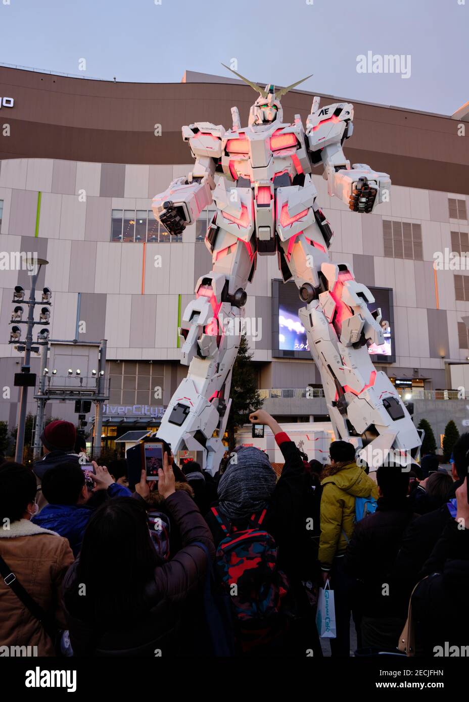 Der Unicorn Gundam Roboter vor der Divercity Tokyo Mall, Menschenmenge, die sich für die tägliche Lichtshow versammelt Stockfoto