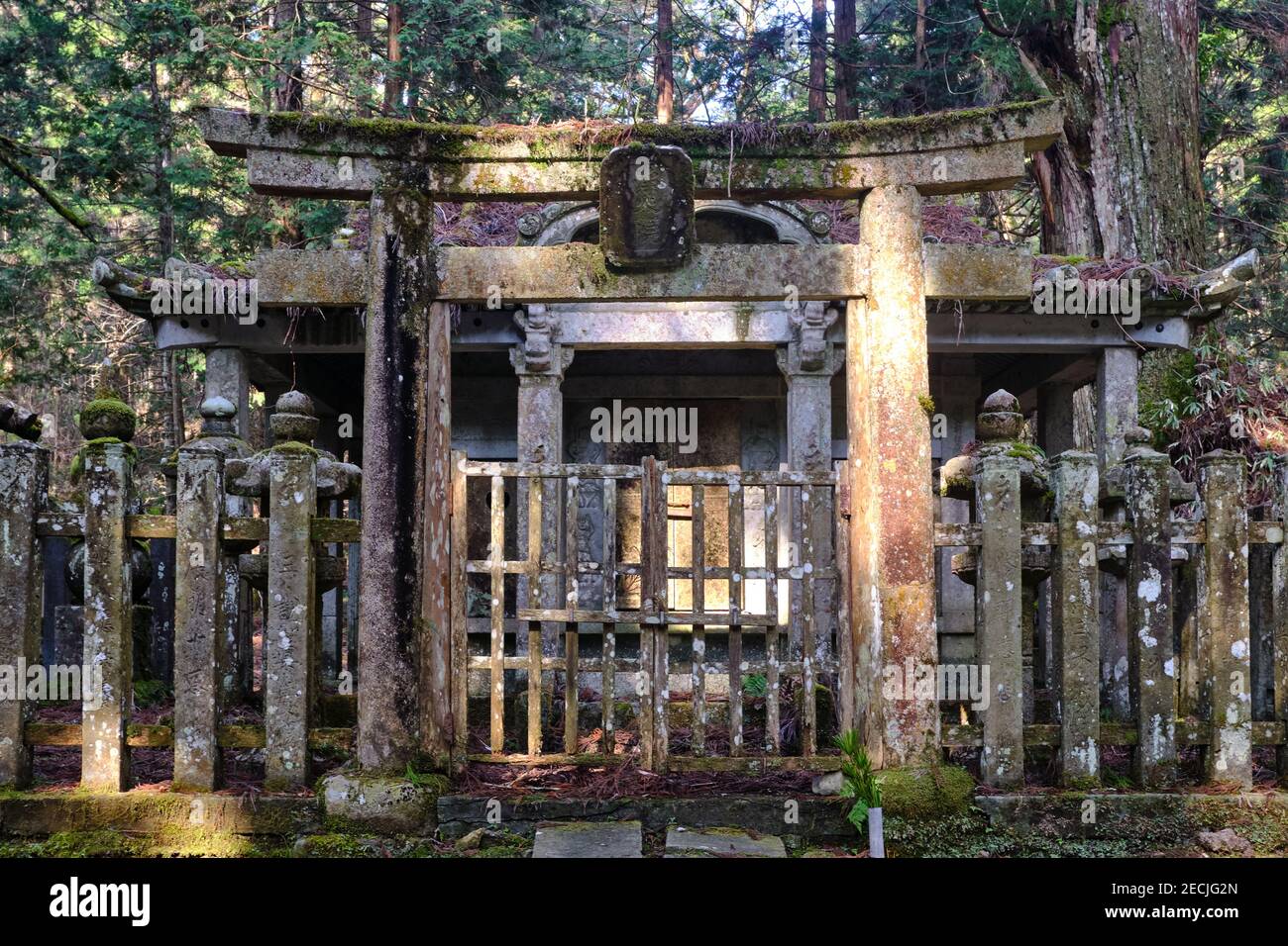 Schreine, Statuen und Gräber auf dem Okono-in Friedhof am Berg Koya, Japan Stockfoto