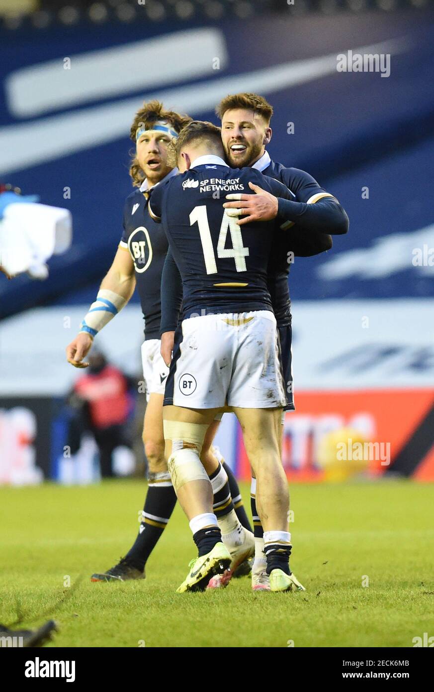 BT Murrayfield Stadium, Edinburgh.Schottland UK,13th Feb 21. Guinness Six Nations Spiel. Schottland gegen Wales. Scotlands Ali Price gratuliert Darcy Graham nach seinem Eröffnungsversuch beim Blick auf Hamish Watson Credit: eric mccowat/Alamy Live News Stockfoto