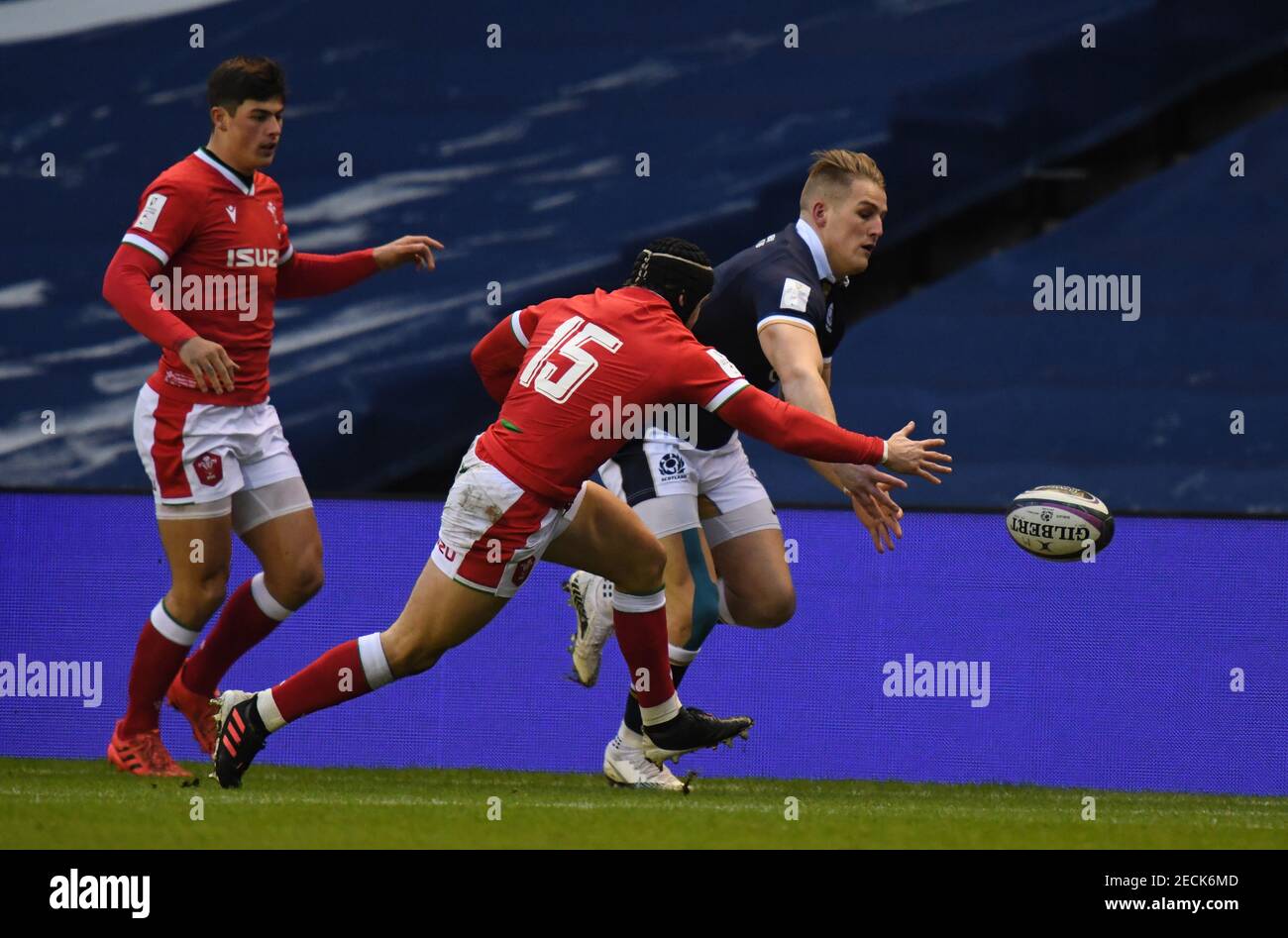 BT Murrayfield Stadium, Edinburgh.Schottland UK,13th Feb 21. Guinness Six Nations Spiel. Schottland gegen Wales. Duhan ven der Merwe (#11) (Edinburgh) von Schottland Rennen für den Ball mit Leigh Halfpenny (#15) von Wales Credit: eric mccowat/Alamy Live News Stockfoto