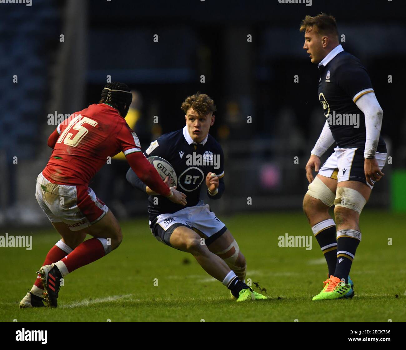 BT Murrayfield Stadium, Edinburgh, Schottland, Großbritannien, .13th. Februar 21. Guinness Six Nations Spiel. Schottland gegen Wales. Darcy Graham (#14) (Edinburgh) von Schottland in Angriff genommen von Leigh Halfpenny (#15) von Wales Stockfoto