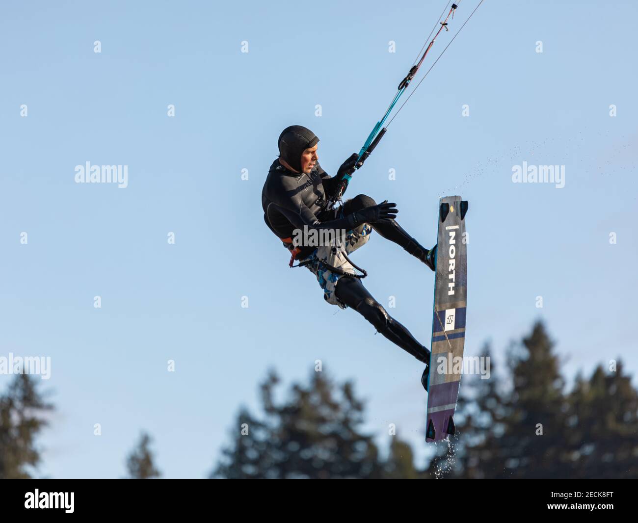 Ein Kiteboarder springt in die Luft. Boundary Bay, BC, Kanada-November 17,2020. Selektiver Fokus, Sportfoto, Reisefoto. Stockfoto