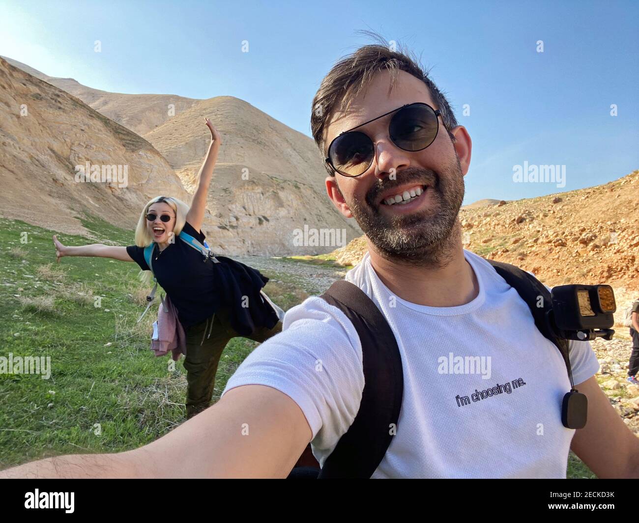 Ein paar Wanderer, die Selfie vom Gipfel des Berges machen Mit Blick auf Gipfel und Tal im Hintergrund Stockfoto