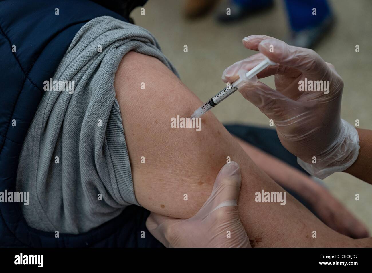 New York, NY - 13. Februar 2021: Krankenschwester verabreicht Impfstoff in Arm des Patienten an Community-basierte Pop-up-Impfstelle in Chinatown im Konfuzius Plaza Community Center Stockfoto