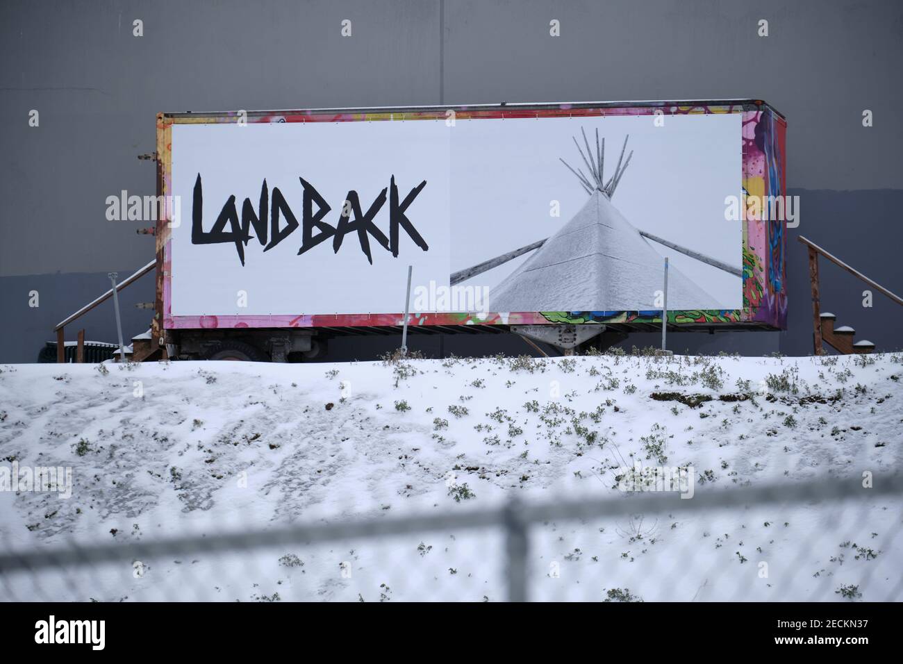 Portland, USA. Februar 2021, 13th. Eine „Land Back“-Plakatwand in Portland, Oregon, am 13. Februar 2021, nach zwei Nächten Winterwetter brachte erheblichen Schneefall in die Region. (Foto: Alex Milan Tracy/Sipa USA) Quelle: SIPA USA/Alamy Live News Stockfoto