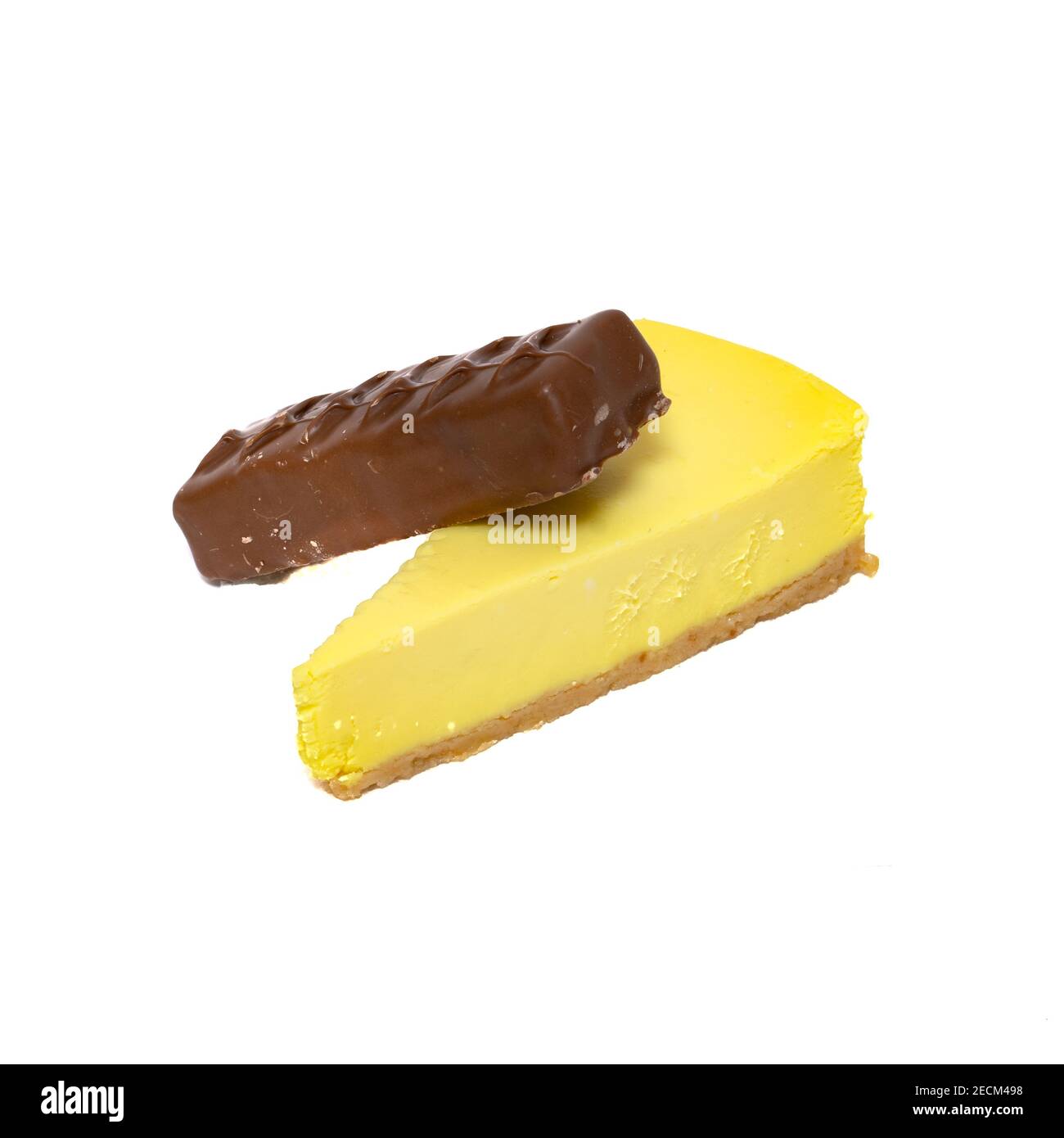 Schokolade und Käsekuchen isoliert auf weißem Hintergrund. Leckere Süßigkeiten Stockfoto